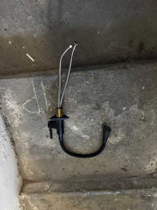 Bateria kuchenna z elastyczną wylewką i perlatorem, czarna