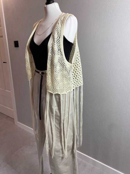 Dzianinowy kamizelka z frędzlami narzutka ażurowa boho