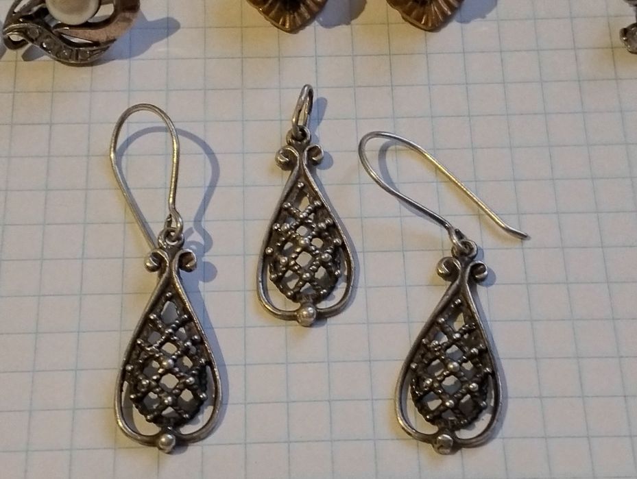 Срібні прикраси.