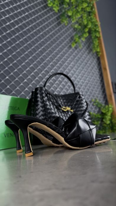Мюлі та сумка від Bottega Veneta