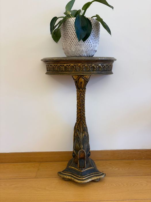 Mesa de apoio antiga, peixe, madeira dourada