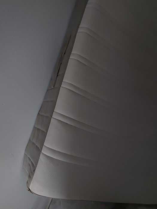 Cama branca em ferro extensível com colchão incluído