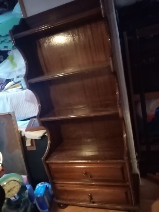 Vendo móvel com linhas antigas