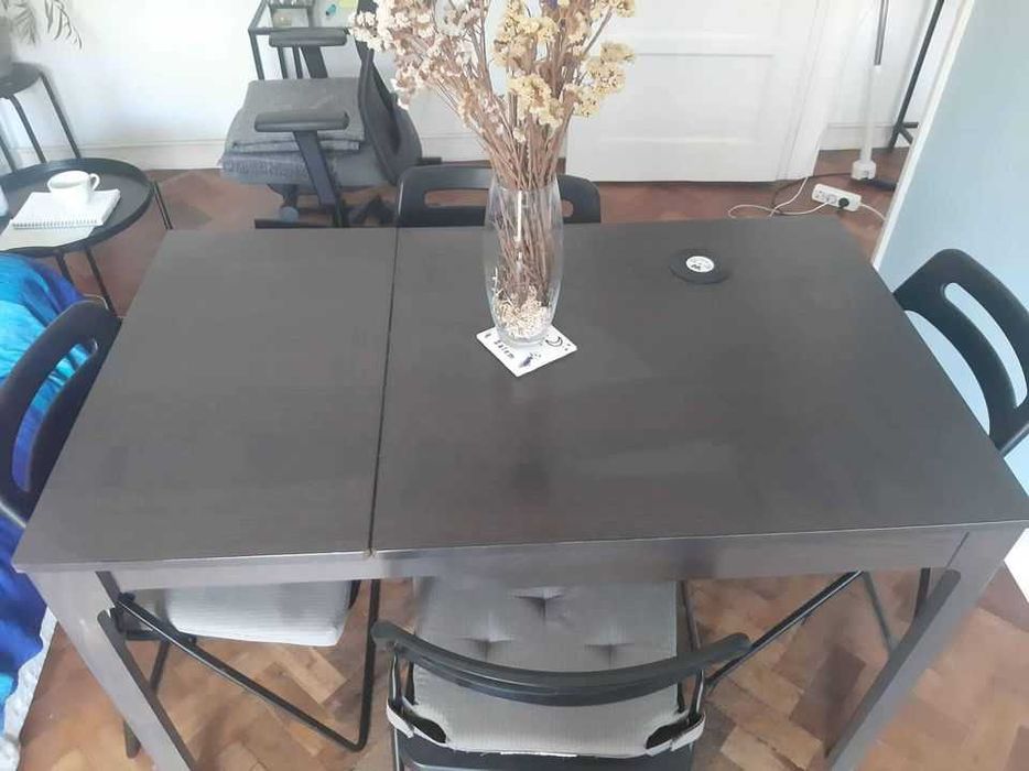 Mesa de jantar e cadeiras