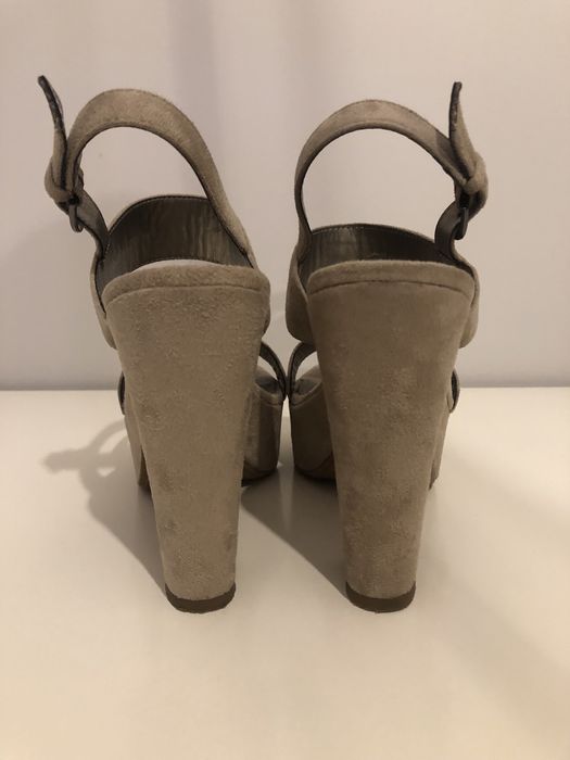 Buty na koturnie beżowe rozm. 38 graceland