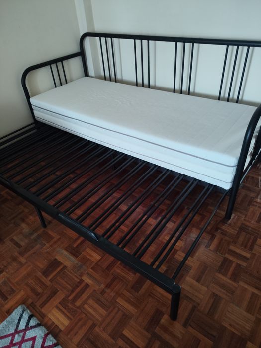 Sofá, cama de solteiro ou cama de casal quando aberta.