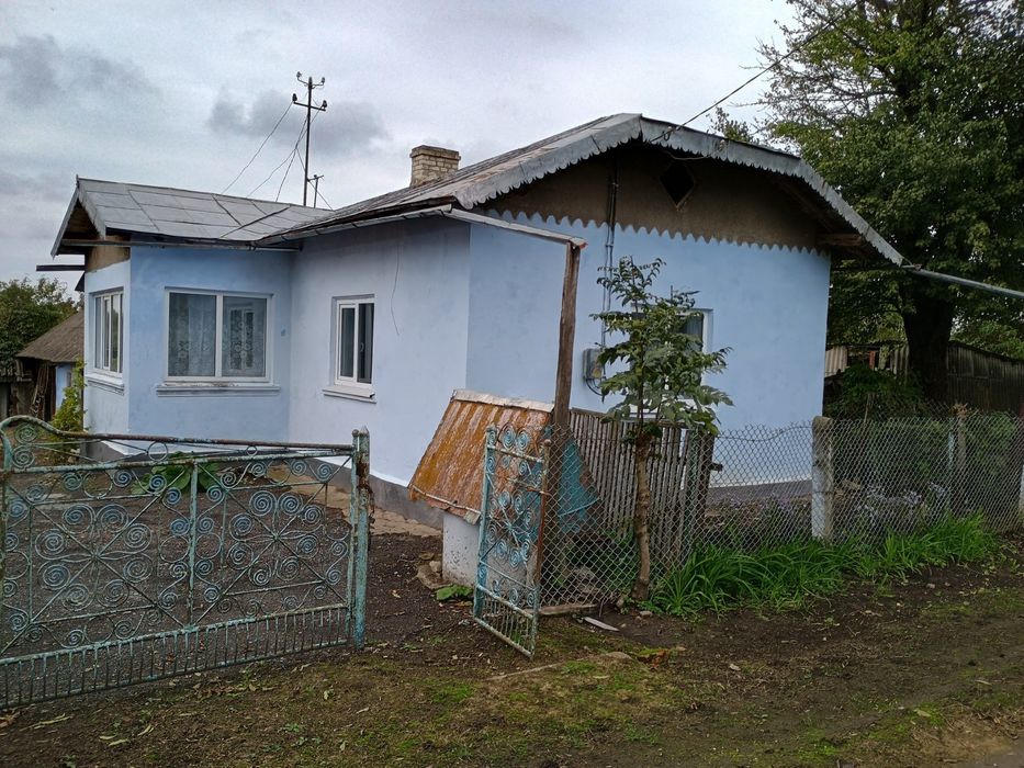 Продам будинок  ,город виходить до ставка.