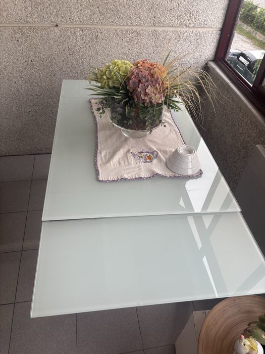 Mesa de vidro com aberturas