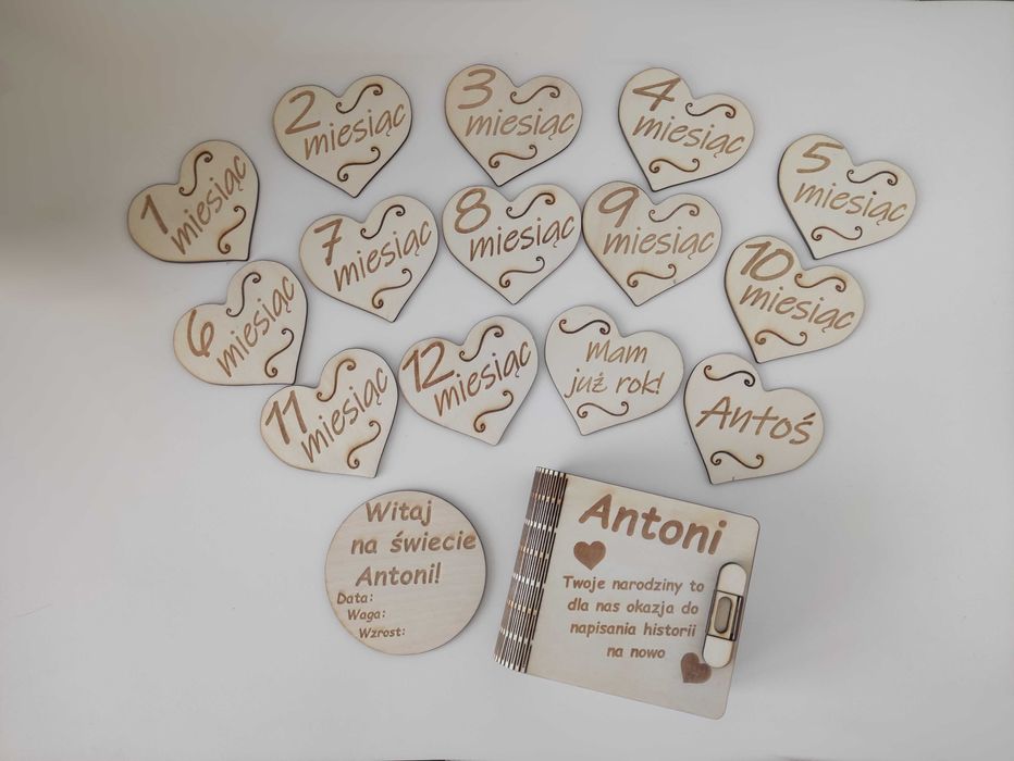 Drewniane karty tabliczki z imieniem miesiącami do zdjęć pamiątkowych
