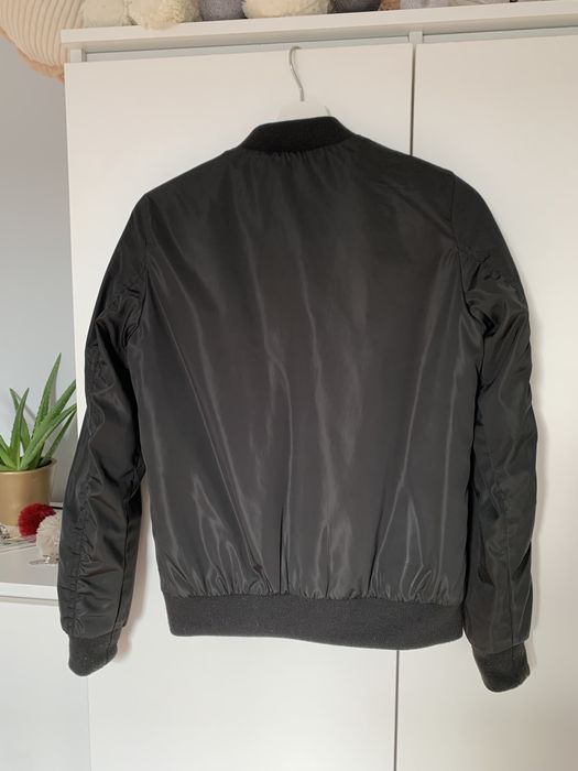 Czarna kurtka bomberka