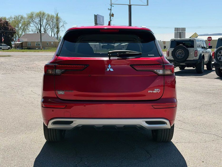 Mitsubishi Outlander Hybrid      2023