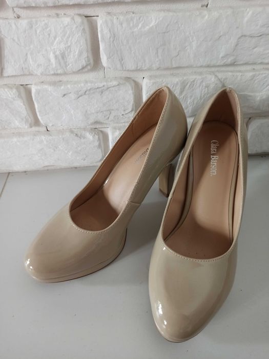 Lakierowane buty na obcasie nude rozm. 37
