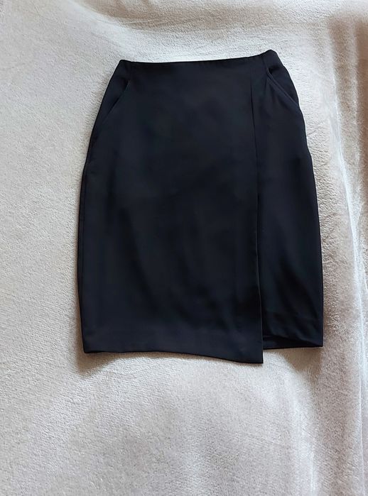 Czarna, ołówkowa spódnica, rozporek, H&M, S