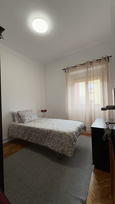 Quarto Amadora/ Estacao, tudo incluido