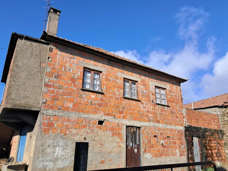 Vende-se Casa de habitação em Vilar Seco, Castro Vicente - Mogadouro.