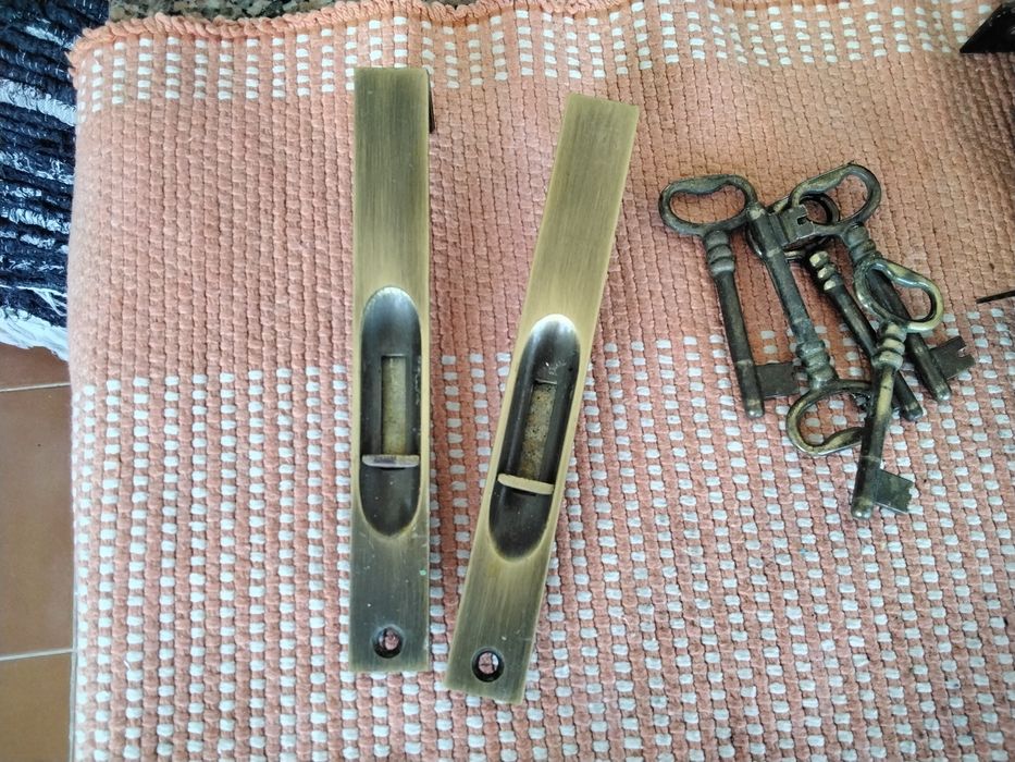 Puxadores fechaduras dobradiças
