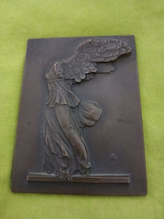 Medalha  em bronze Arte  Arte nova com  inscrição  AB
