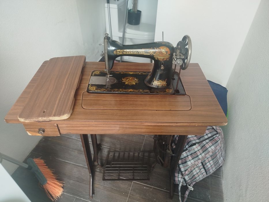Máquina de costura Singer antiga