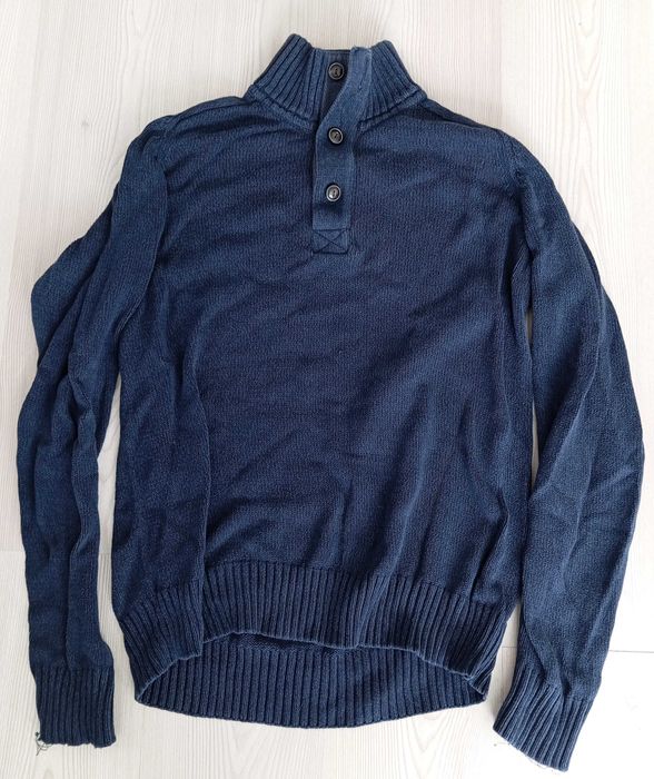 Dwa swetry - jeden w dobrym stanie, drugi bardziej roboczy