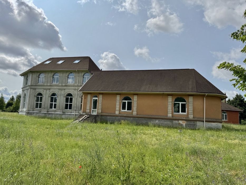 Просторий маєток з басейном — ідеальний варіант для родини чи бізнесу!