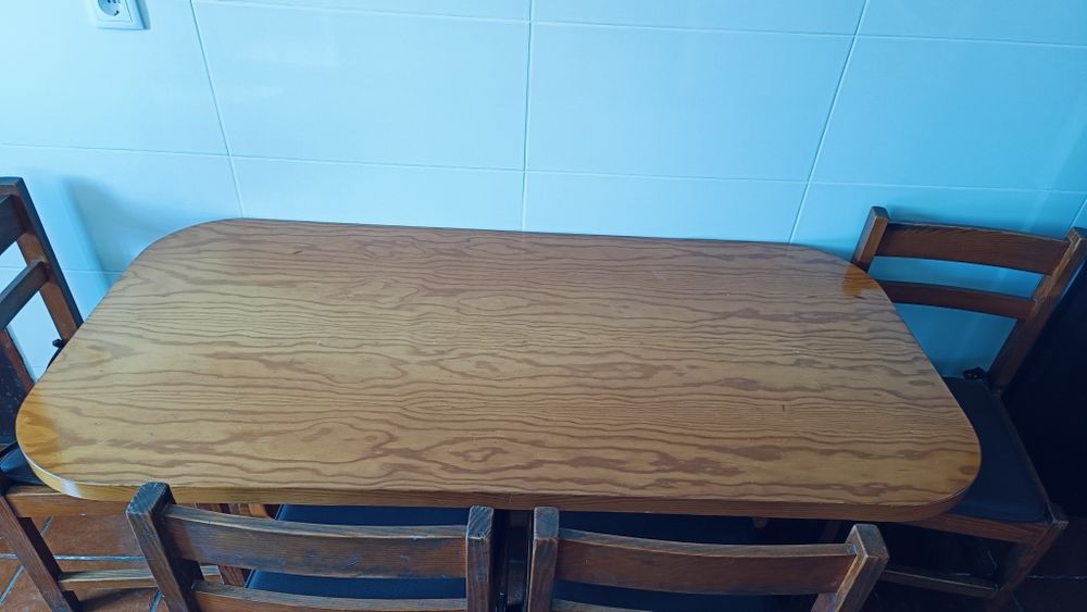 Mesa de cozinha em pinho com 4 cadeitras