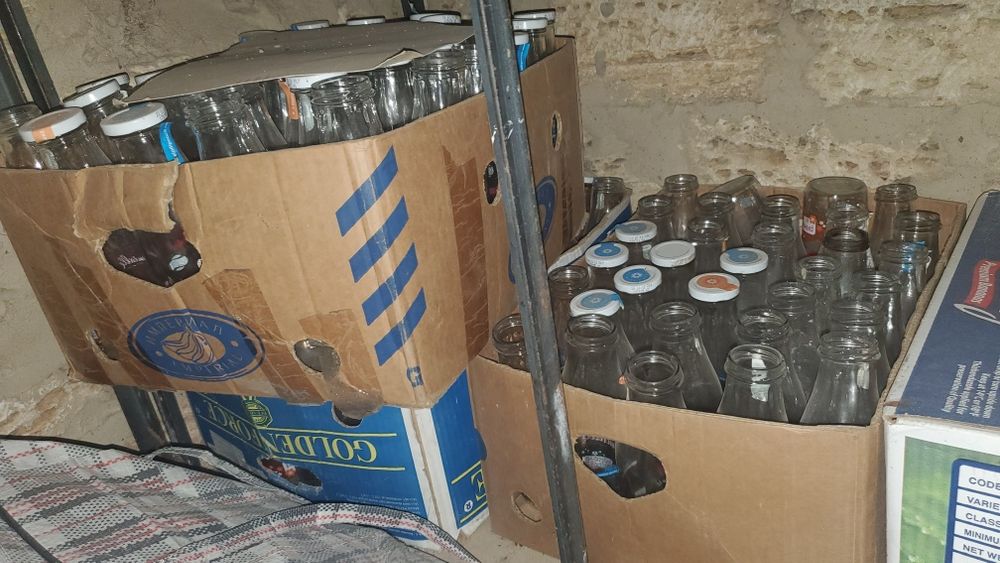 Банки ,бутылки крышками