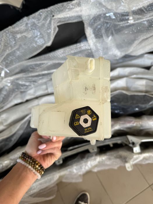 Бочок омывателя Tesla model 3