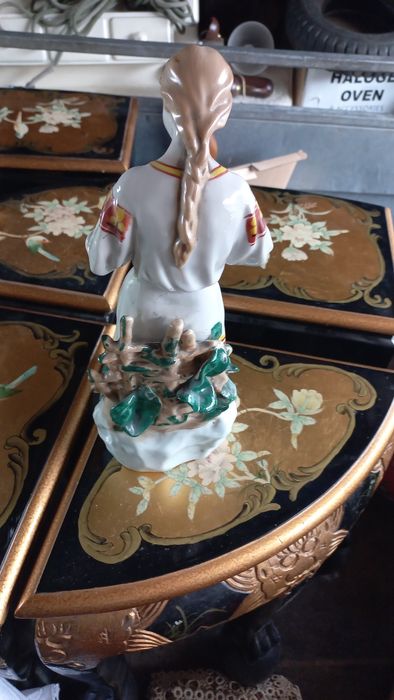 Figurka kobiety stara