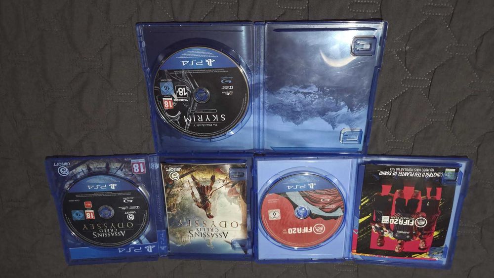 PS4 Pro + 2 Comandos + 7 Jogos + Base de Carregamento