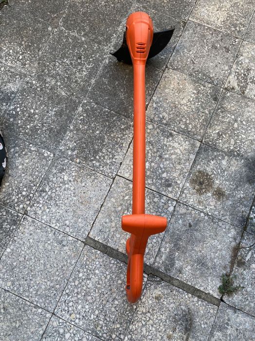 Roçadora eléctrica black decker avariada
