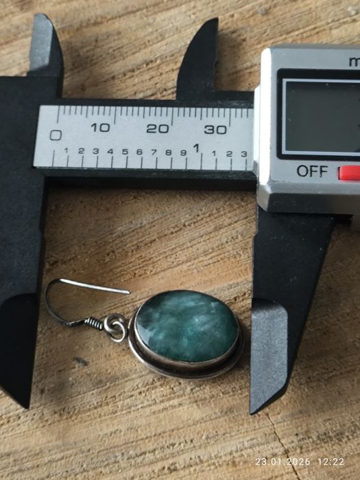 Duże srebrne kolczyki ze szmaragdowym oczkiem . Vintage