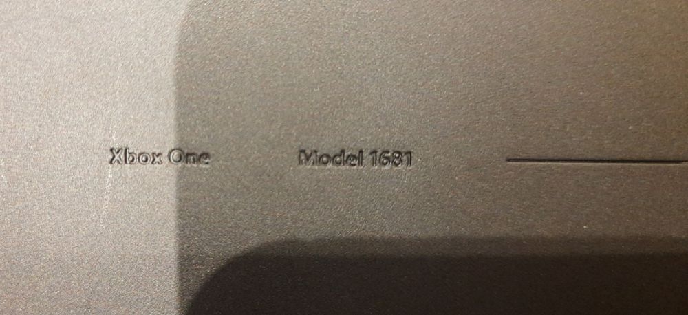 Konsola Xbox One S model 1681 z padem