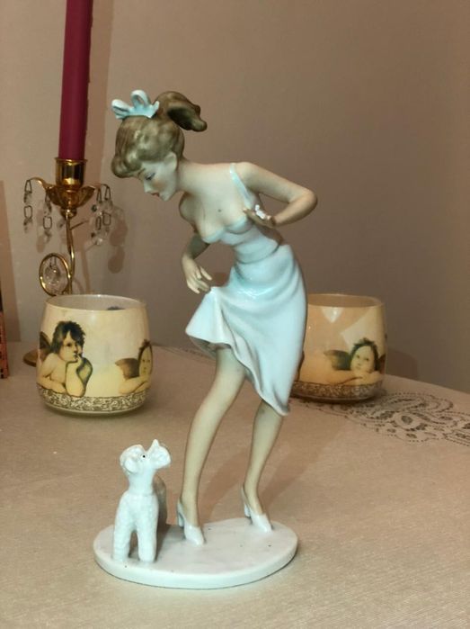 Статуэтка фарфоровая
