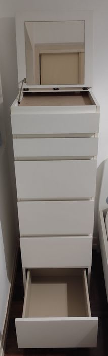 Cómoda/camiseiro (pequenas imperfeições na base)