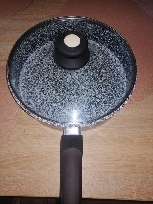 Patelnia marmurowa z przykrywką