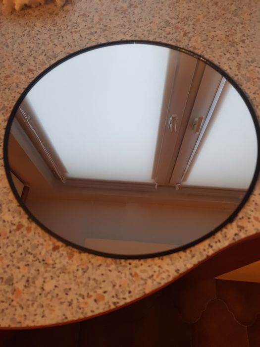 Lustro w czarnej ramie