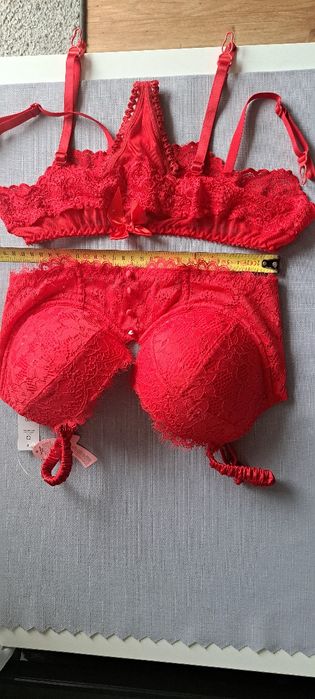 Biustonosz czerwony 70D nowy