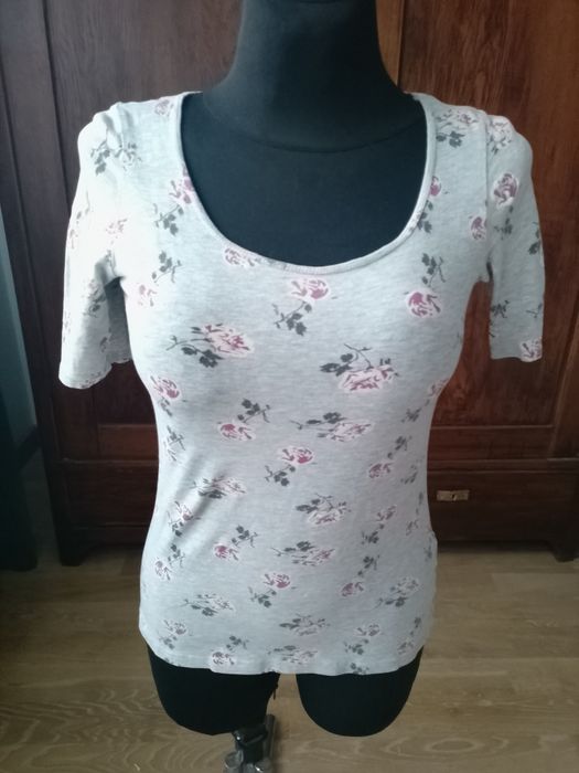 Szara bluzka w róże Cropp rozmiar M