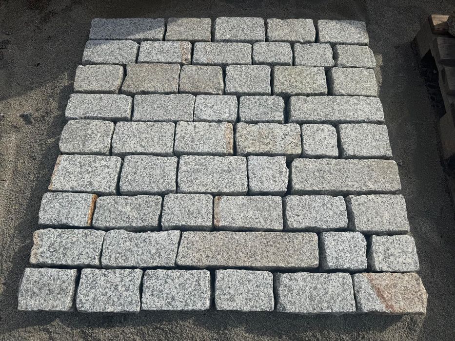 Kostka granitowa, płomieniowana 10/10 długość od 12 do 30 cm, palisada