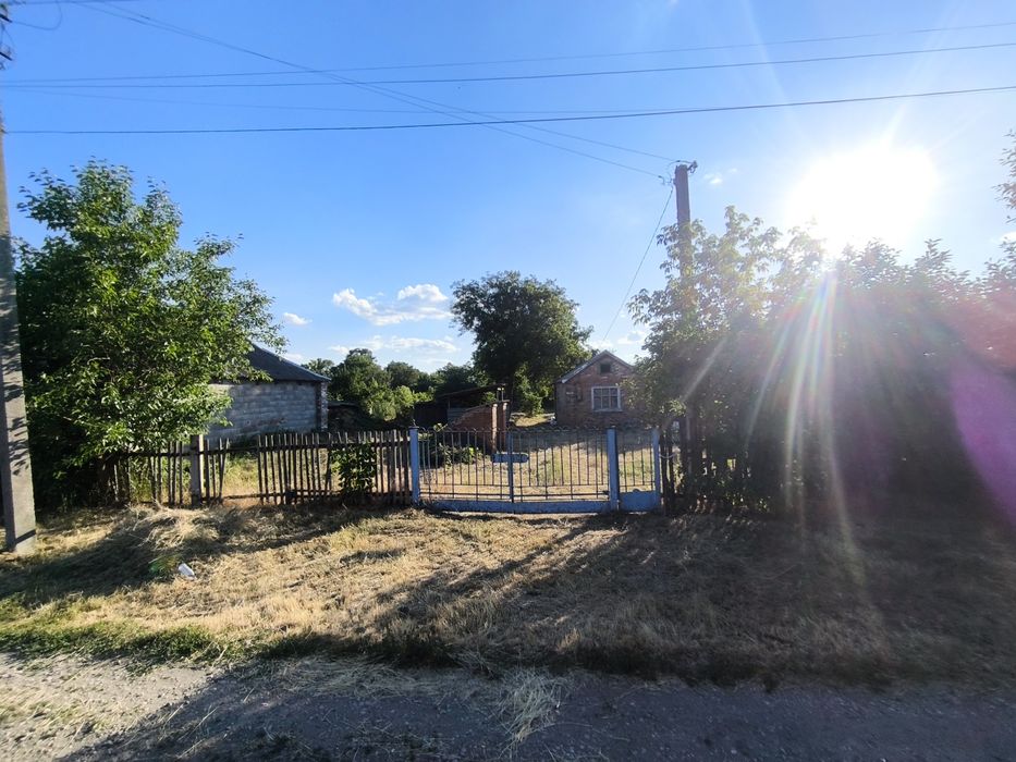 Продам земельну ділянку з будинком