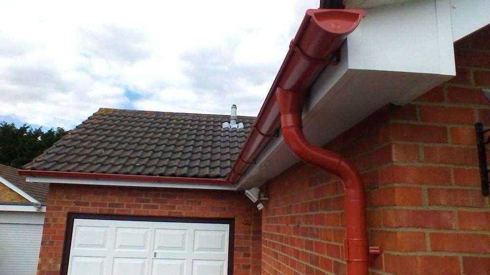 Usługi Dekarskie: Naprawy i Montaż Dachu oraz Rynien, Obróbki Dachu