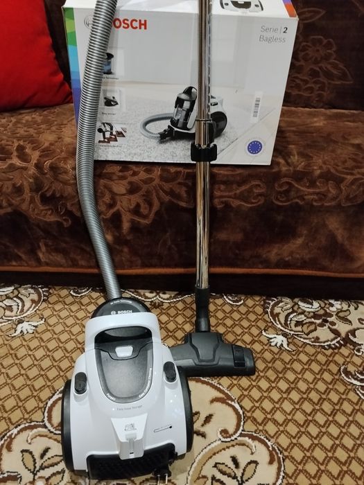 Пилесос BOSCH з контейнером для сміття, 700вт.