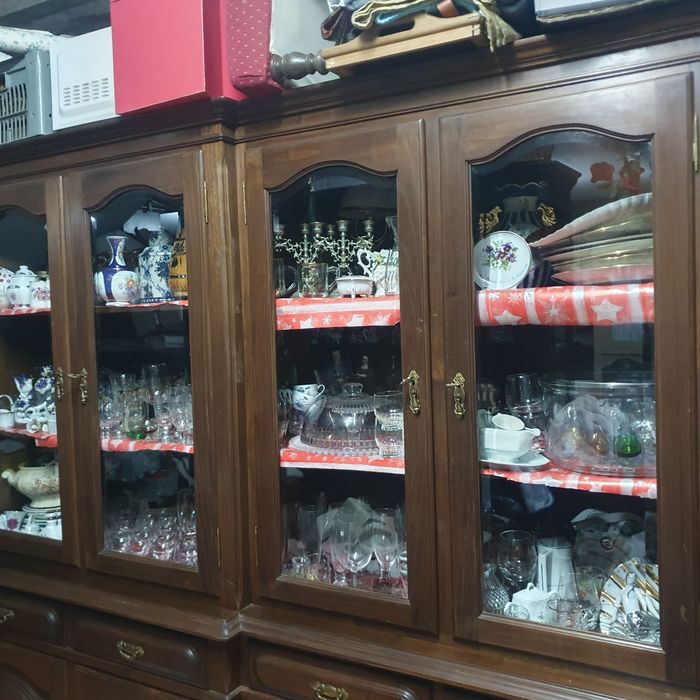 Moveis antigos muito bons mais recheio k sao as louças