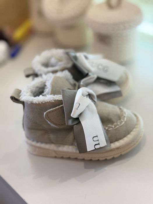 Угі з бантиками))