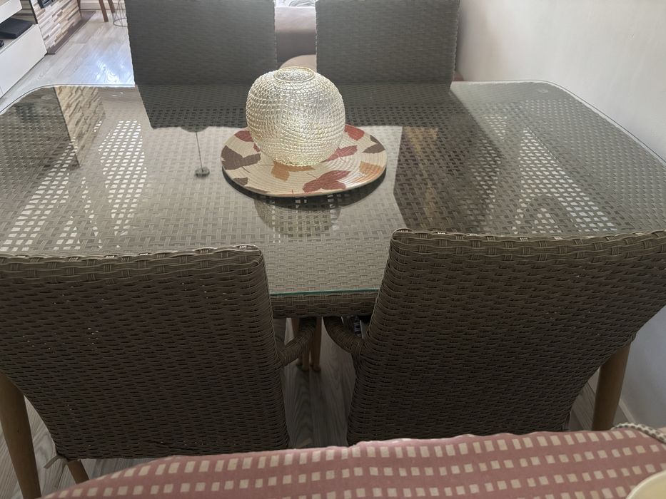 Conjunto mesa e cadeiras