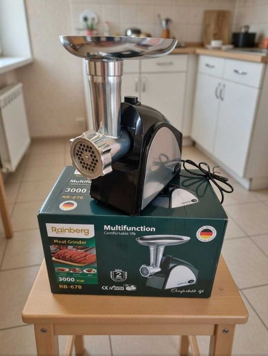 М'ясорубка електрична потужна з насадкою на ковбаски