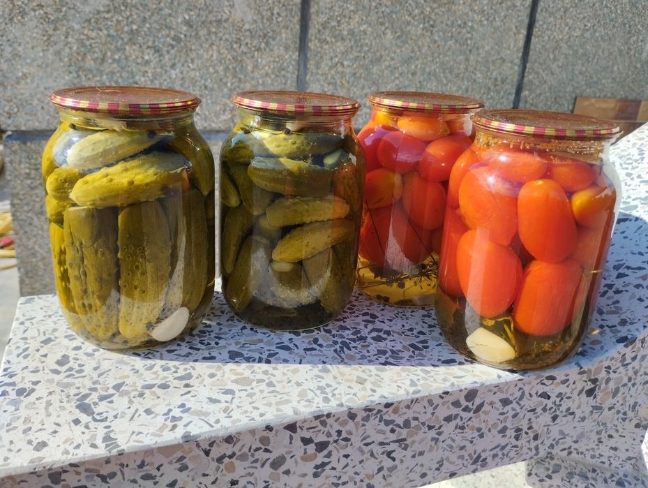 Мариновані огірки та помідори