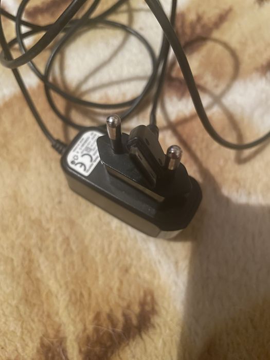 ładowarka podróżna (Micro Travel Charger) z kablem Micro USB.