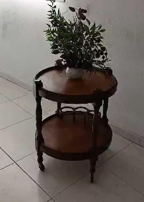 Móveis de madeira, candeeiros e fogões