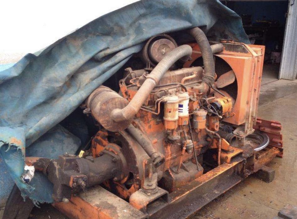 Motor Perkins 4 cilindros para giratória marca FAI com bomba e radiado